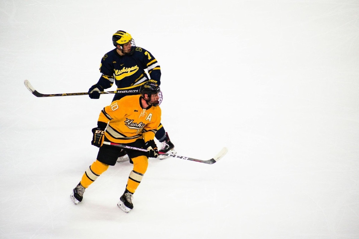 Pourquoi la suppression de la ligne rouge en NHL a transformé le hockey en sport de transitions explosives
